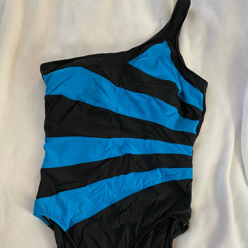 Ladies size 16 EUC one shoulder one piece swimsuit